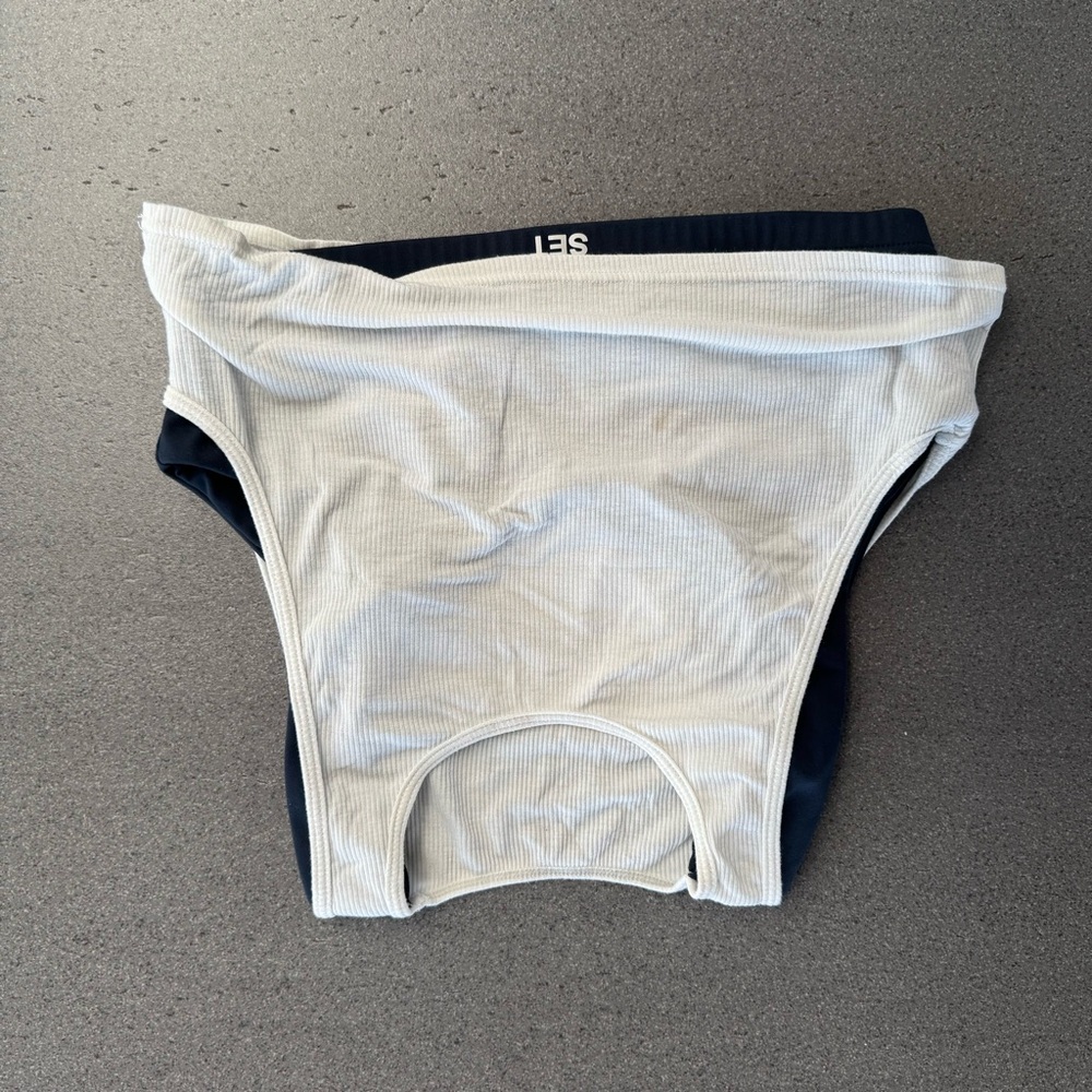 SET Active White and navy sports bra